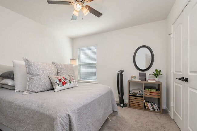 Building Photo - FEB 2026! Beautiful 3/2 Home w/ Huge Backyard in Edgewater!