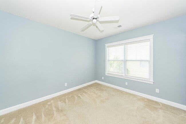 Building Photo - 302 White Gables Dr