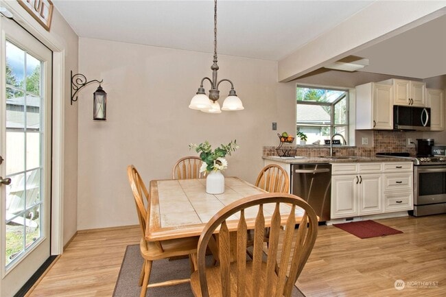 Building Photo - Charming 4 Bedroom home with fenced yard a...