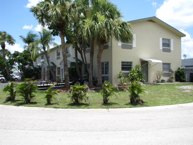 Building Photo - Warwick Circle Apartments