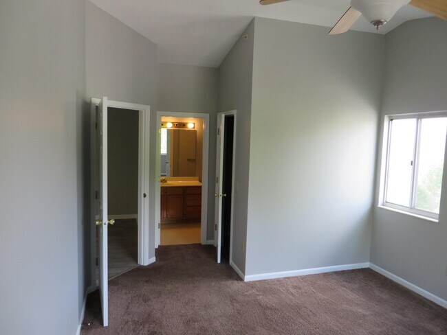 Building Photo - 460 Lakeview Dr