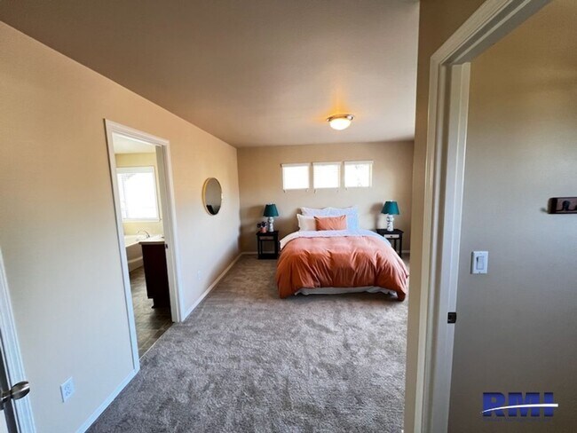 Building Photo - 11244 Borgen Loop NW