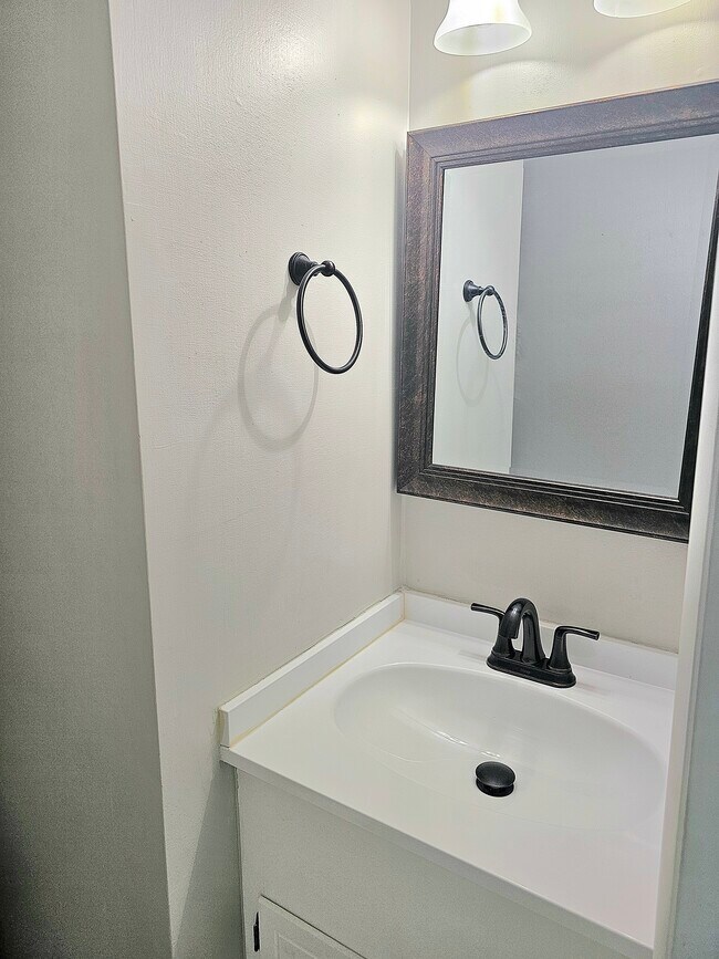 Building Photo - 975 Surry Ln