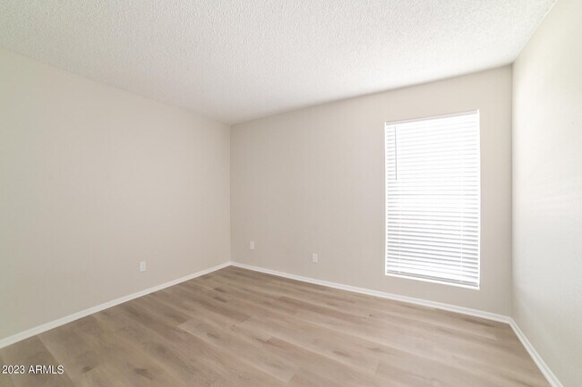 Building Photo - 10347 W Hazelwood Ave