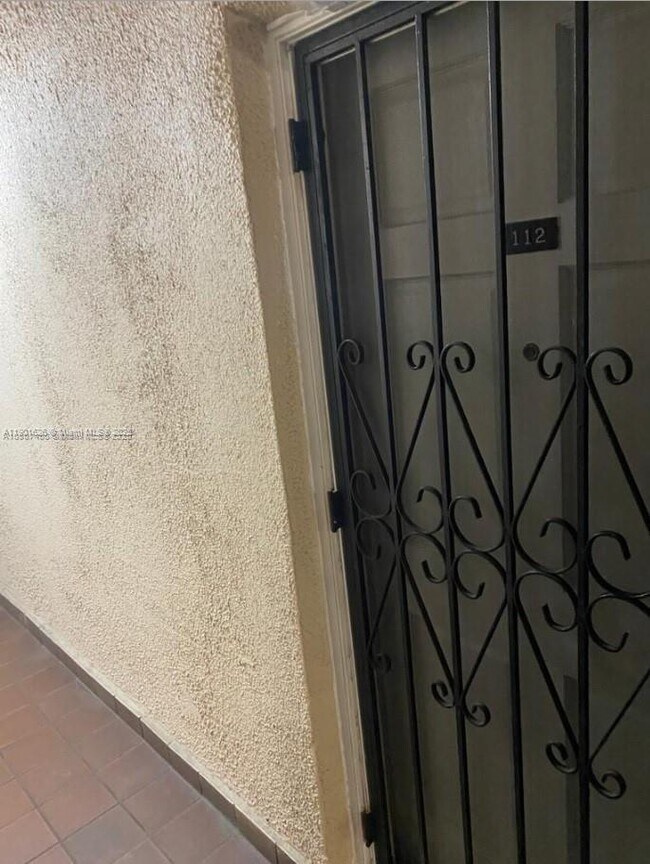 Building Photo - 1305 W 46th St