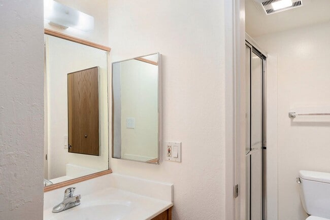 Building Photo - 2101 Shore Line Dr