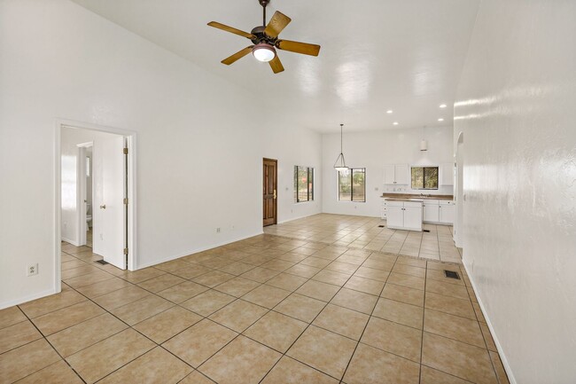 Building Photo - 4 bedroom home in Central Tucson