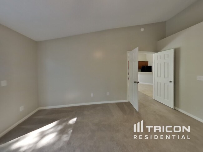 Building Photo - 8808 Mountain Lake Dr S