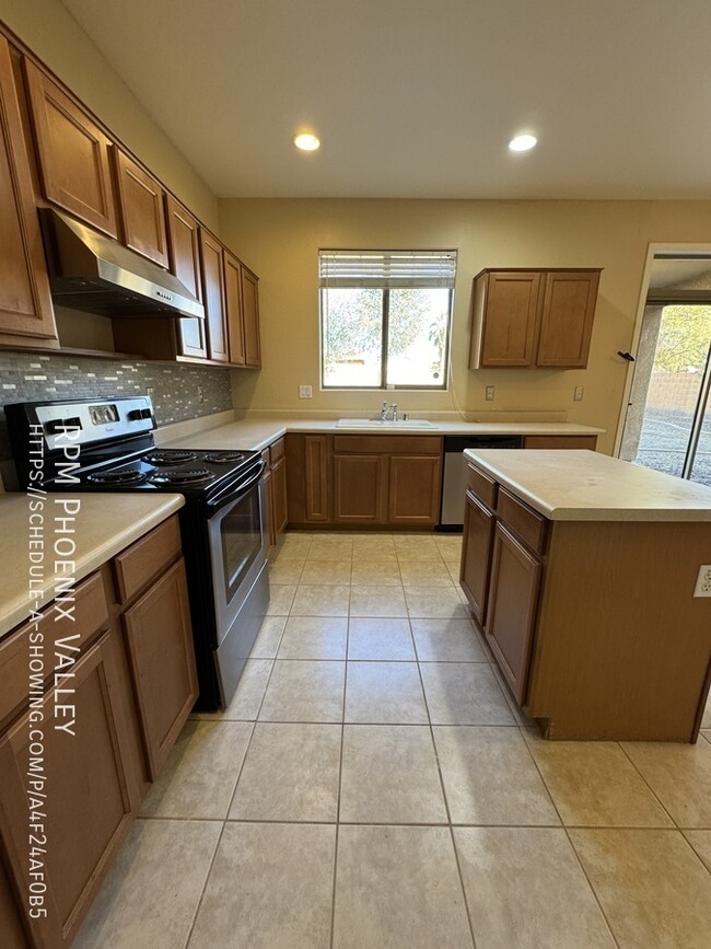 Building Photo - Cozy 4 bed / 2.5 bath with new carpet in p...