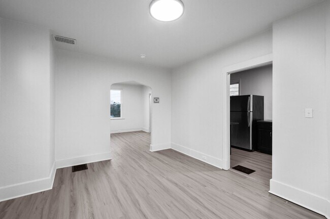 Building Photo - Stunning 4 Bedroom home in Carrick available May 15!