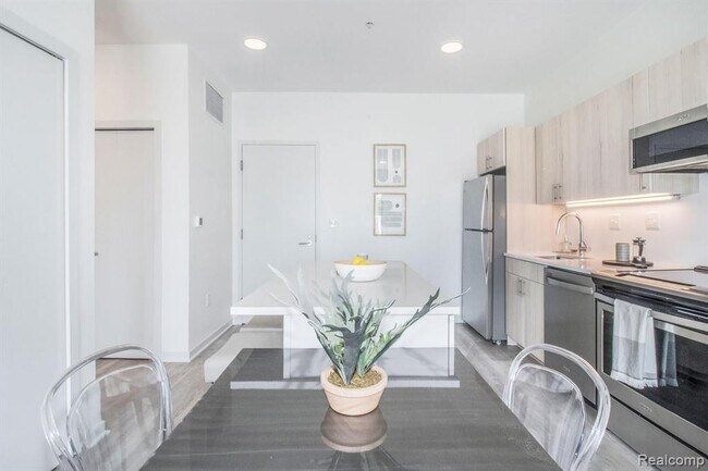 Building Photo - 7410 Kercheval Ave