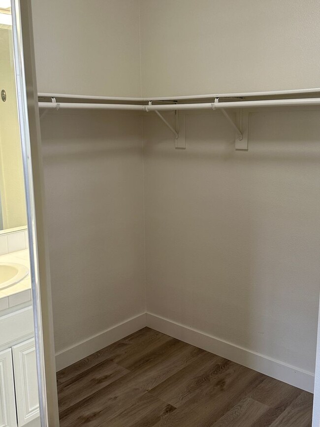 Building Photo - Centrally Located Townhome w/ 2 Car Garage...