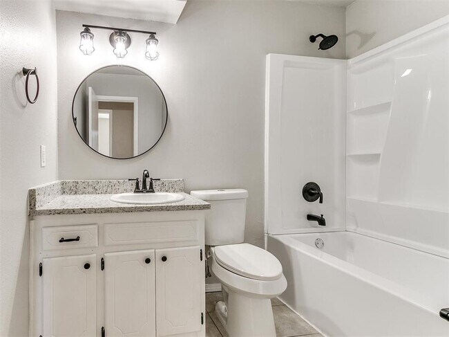 Building Photo - 502 N Oak St