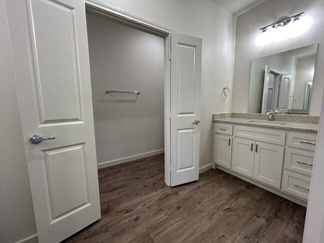 Building Photo - Gorgeous Duplex in Frenship East!