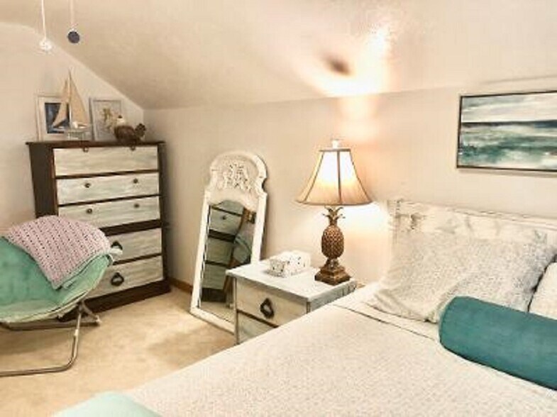 Primary bedroom - 3061 Maple Ave
