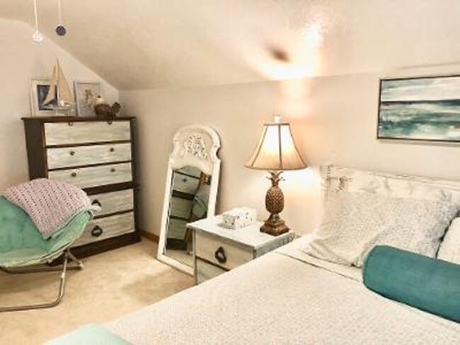 Primary bedroom - 3061 Maple Ave