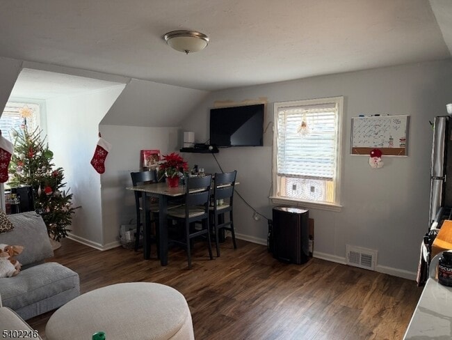 Building Photo - 8 Rowe Pl