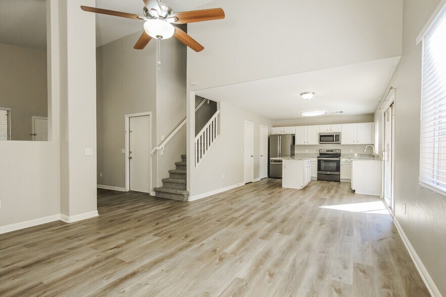 Building Photo - 668 E Colt Ct