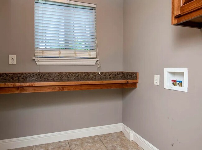 Building Photo - Beautiful 4 bedroom house with privacy fen...