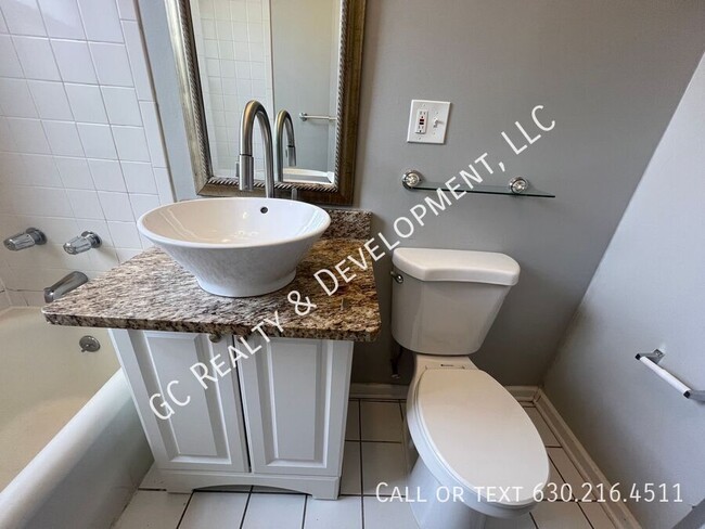 Building Photo - ***LOGAN SQUARE / 2 BDRM / SS APPL INCL / ...