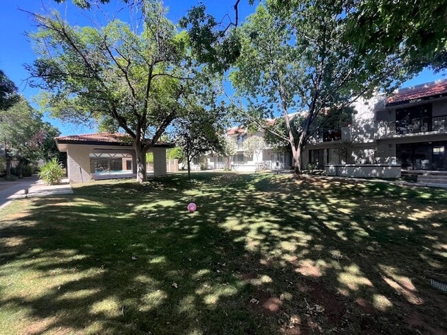Building Photo - Two bdrm Townhome for RENT in Paradise Val...