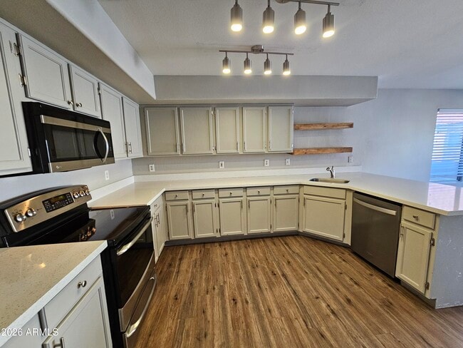 Building Photo - 1142 W Sandy Banks