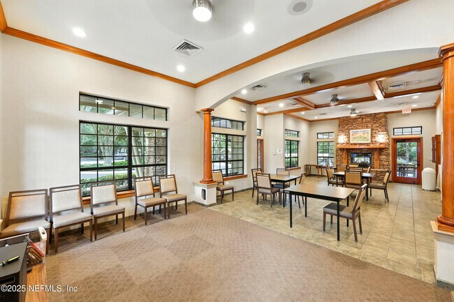 Building Photo - 2061 Crown Dr