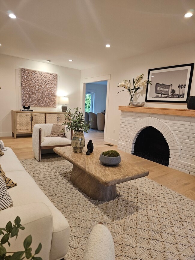 Building Photo - 957 Manzanita St