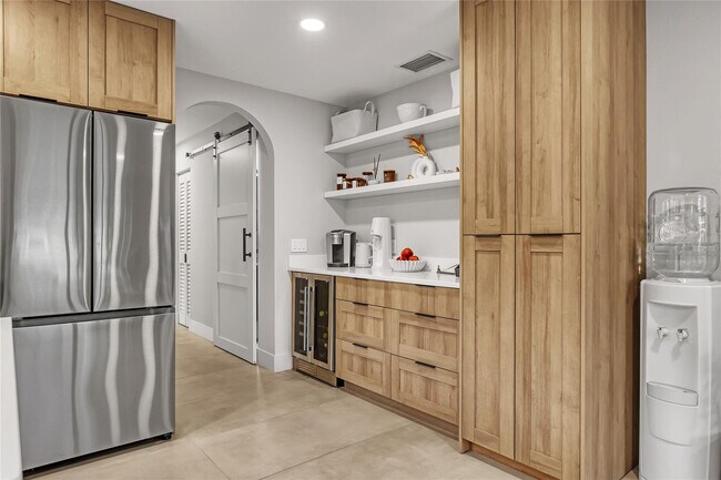 Building Photo - 414 W Mango St