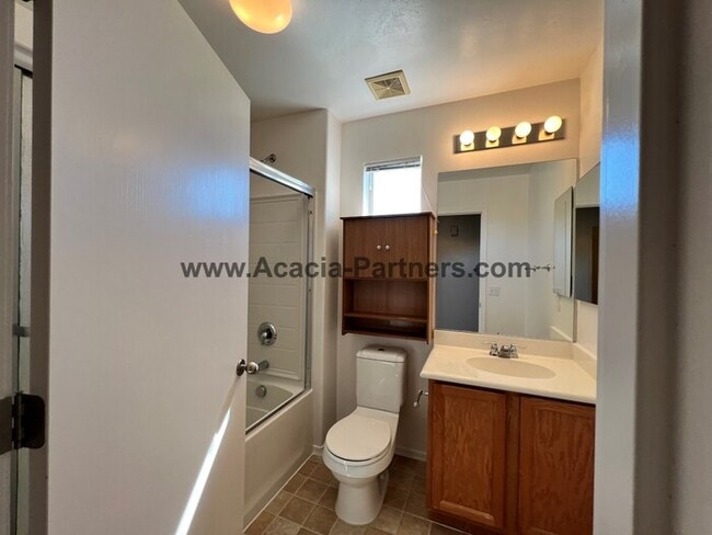 Building Photo - Beautiful Three Bedroom 2 and 1/2 Bath Home