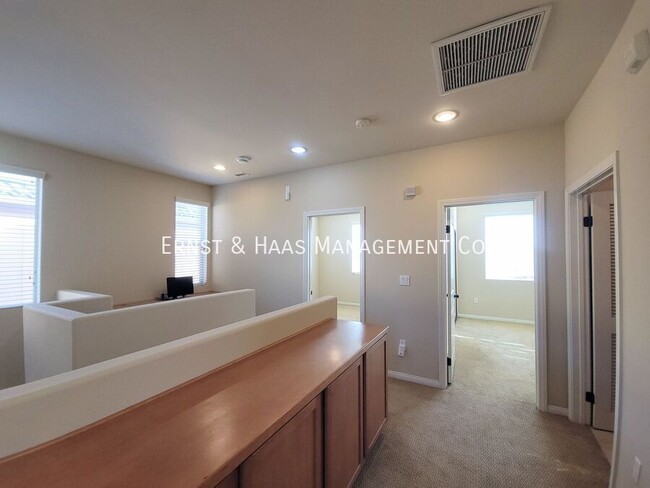 Building Photo - Beautiful 3 Bedroom 2.5 Bath Modern Home i...