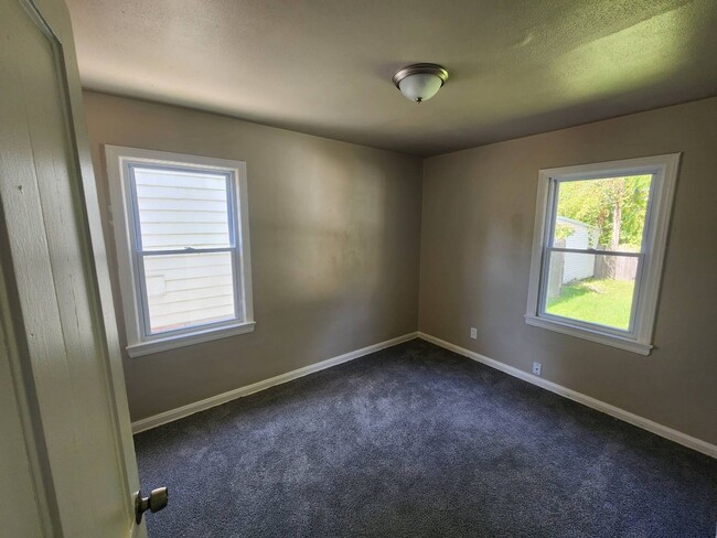 Building Photo - Charming 3-Bedroom Property in Prime Location