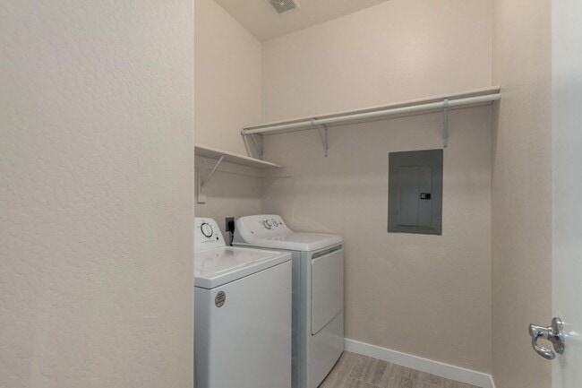 Building Photo - 2250 E Deer Valley Dr