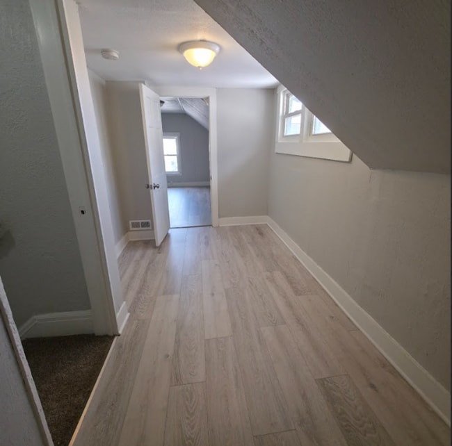 Building Photo - Multi Family Home 3 Bedroom and 1 Bath For Rent