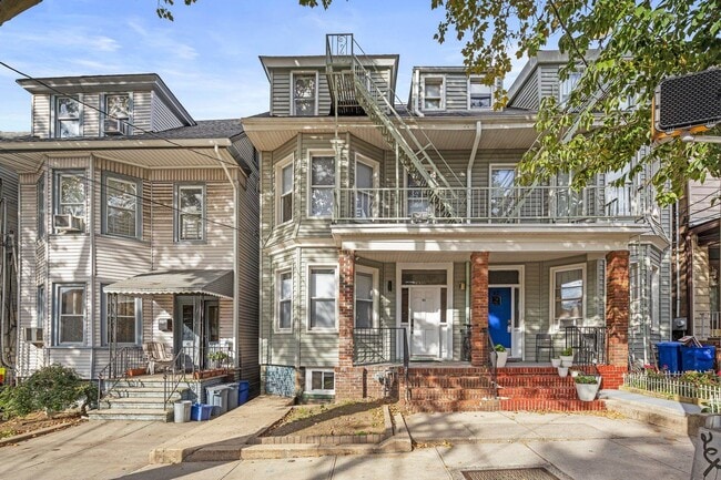 Building Photo - 44 Highwood Terrace