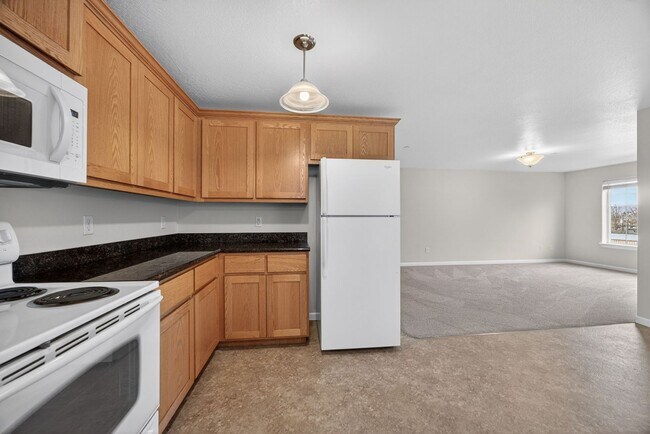 Building Photo - Spacious 2 Bedroom, 2 bath 2nd Floor Apartment