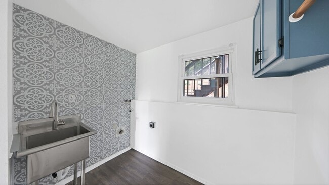 Building Photo - 3 Bed 2 Bath - Large Backyard - Groups - N...