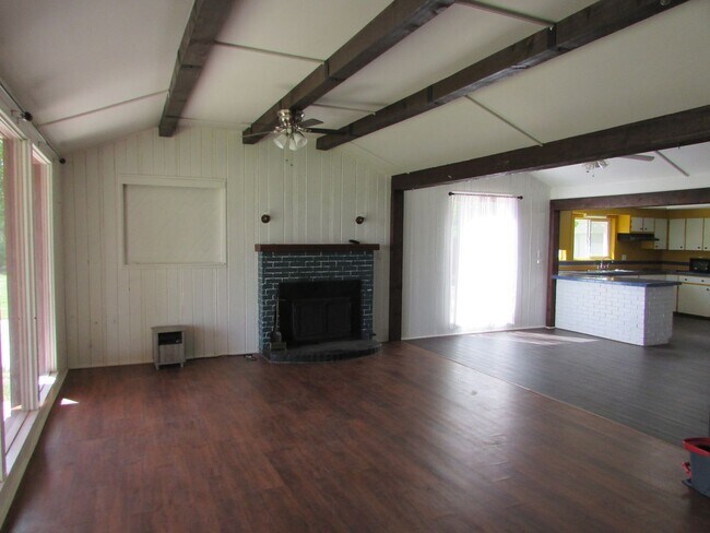 Building Photo - Ranch Style Farm