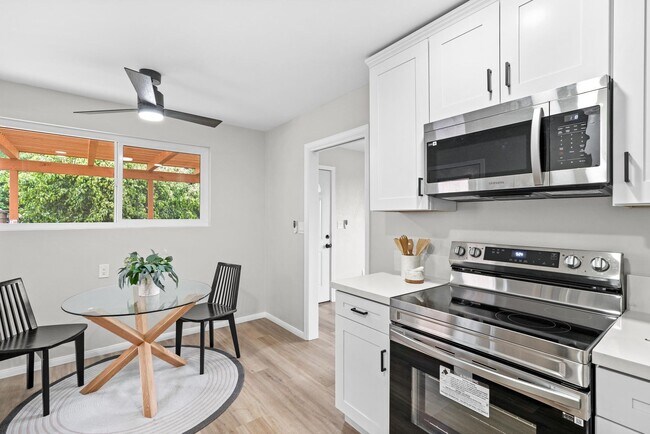 Building Photo - Newly remodeled studio with Washer/Dryer i...