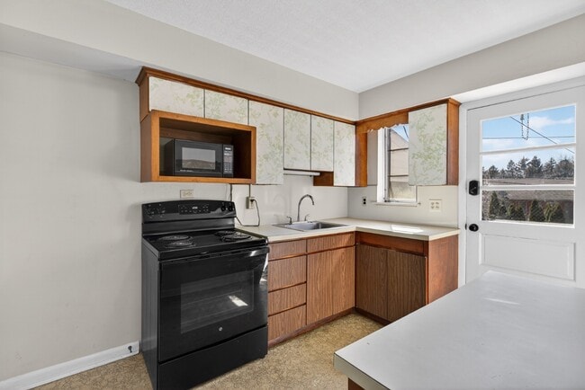 Building Photo - 608 Hershey Ave