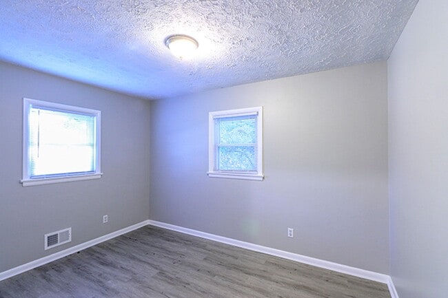 Building Photo - 3 bedroom 1 bath in Valley Station!