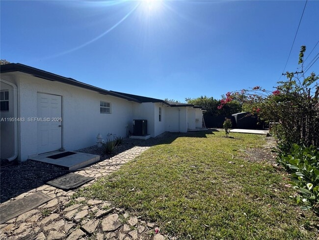 Building Photo - 10502 SW 77th Ct