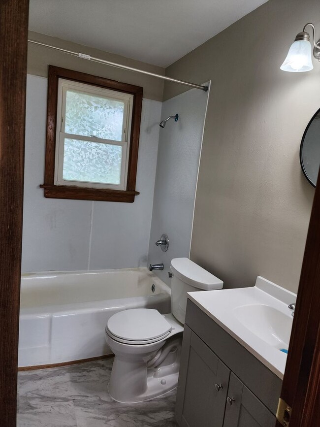 Building Photo - Updated 2 Bedroom, 1 bath with Large Backy...