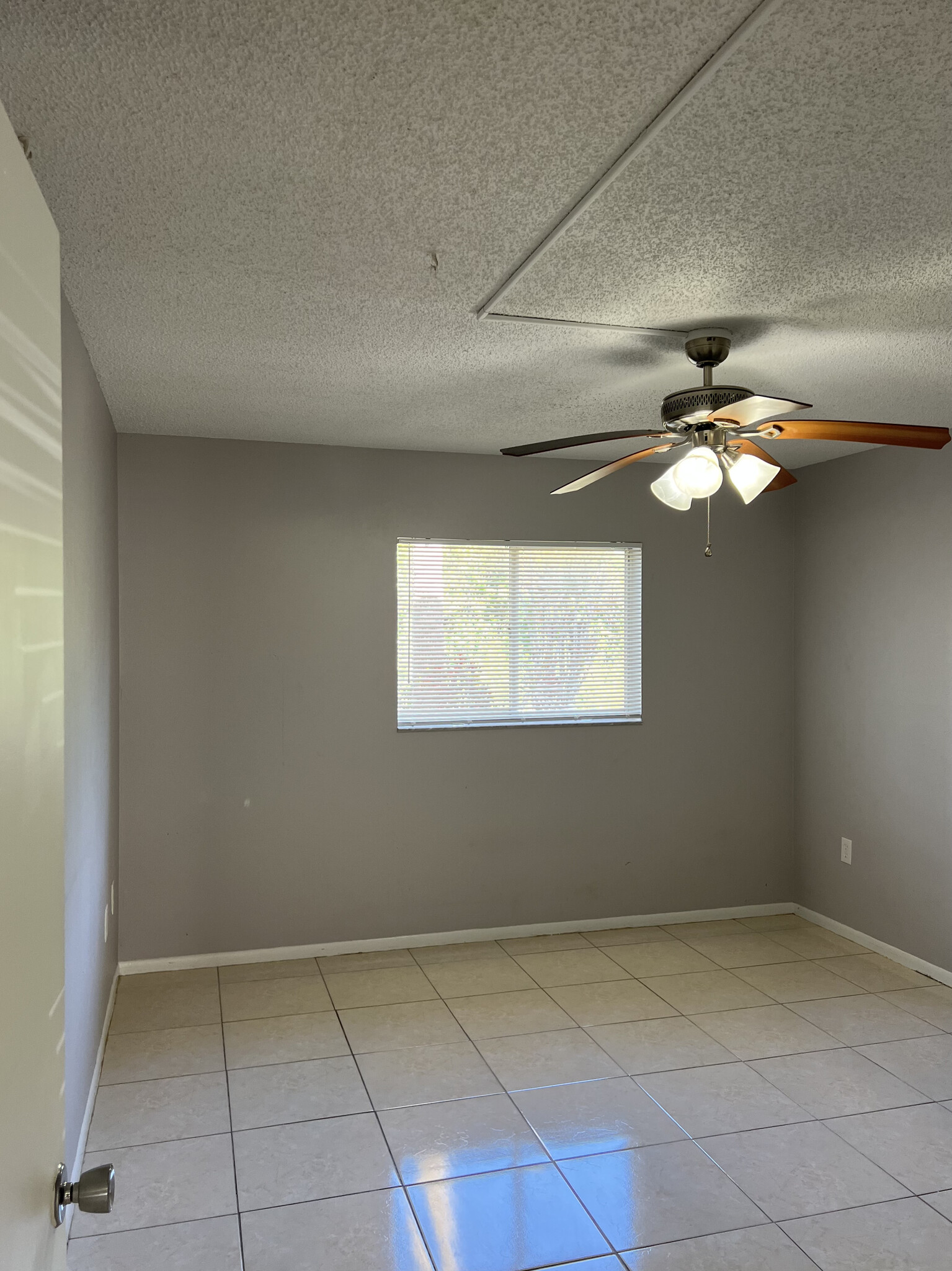 Second bedroom - 1135 Southdale Rd