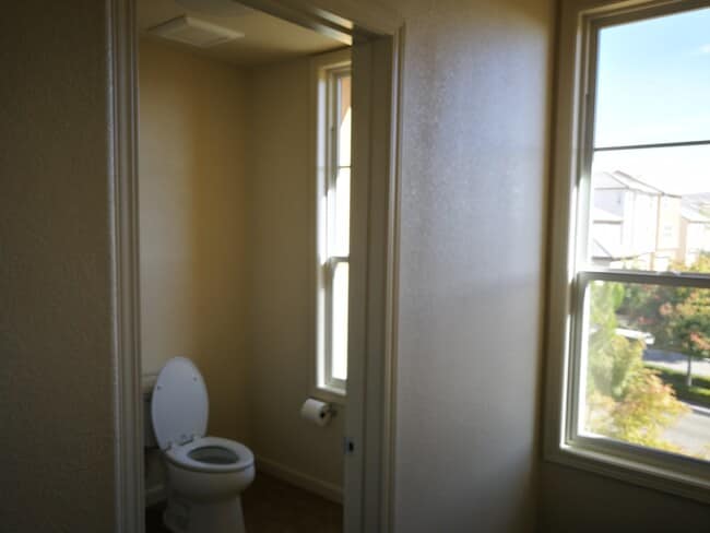 powder room - 4791 Perugia St