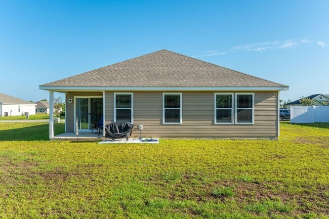 Building Photo - Charming 4-Bed Home in Quiet DeFuniak Spri...