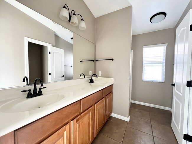 Building Photo - 102 S Pointe Way