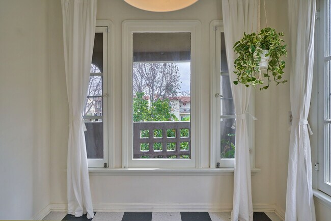 Building Photo - 1237 Hi Point St