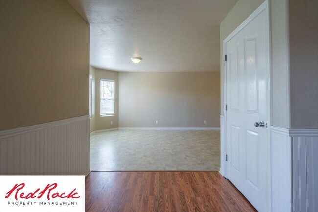 Building Photo - 5 Bedroom Pet Friendly Home!