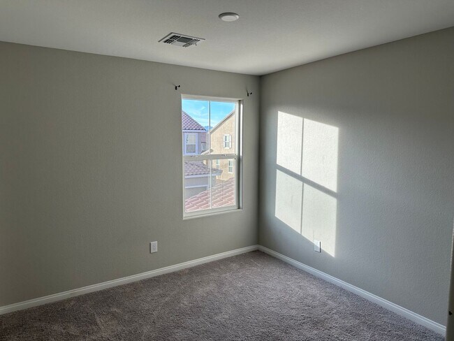Building Photo - Upgraded, 3 bedroom Inspirada Townhome
